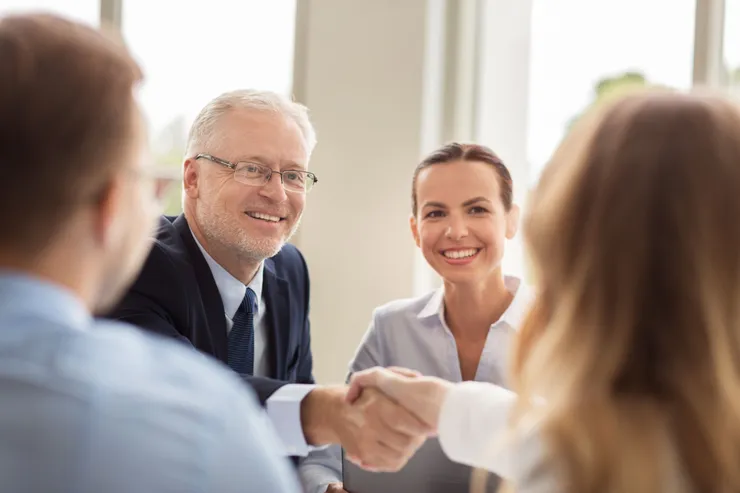 biznes-ludzie-gest-wspolpraca-i-koncepcja-partnerstwa-usmiechniety-starszy-biznesmen-robi-uscisk-dloni-z-kobieta-w-biurze.jpg